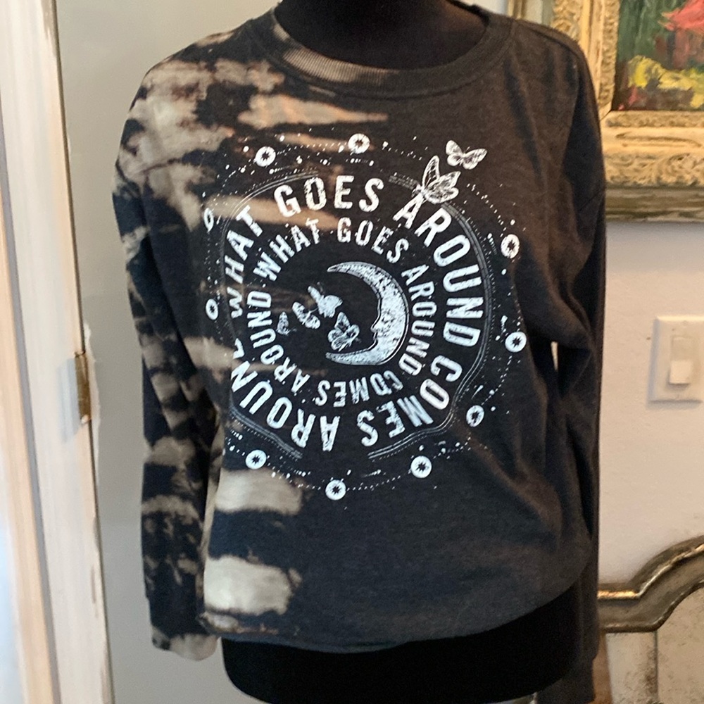Super cool crop top with tie die in navy gray and circular decor on front